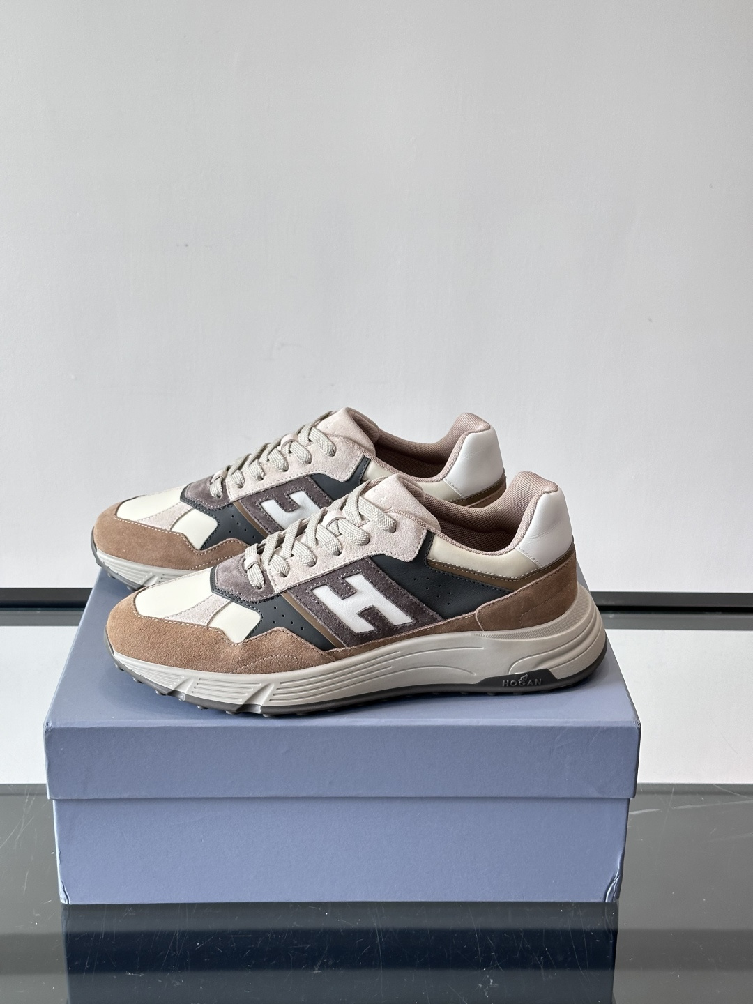 HOGAN豪格系列云朵鞋，主打休闲运动风，融合品牌经典与潮流元素。鞋面拼接麂皮和织物，棕灰白配色低调有质