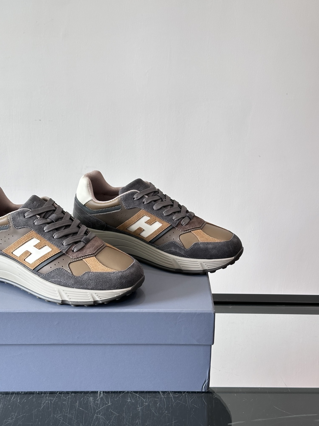 HOGAN豪格系列云朵鞋，主打休闲运动风，融合品牌经典与潮流元素。鞋面拼接麂皮和织物，棕灰白配色低调有质