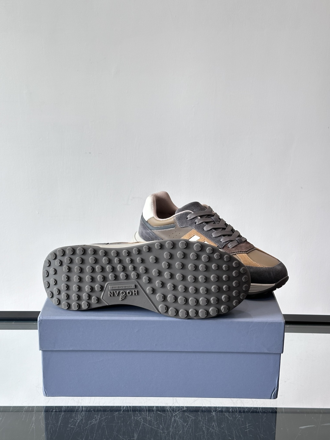 HOGAN豪格系列云朵鞋，主打休闲运动风，融合品牌经典与潮流元素。鞋面拼接麂皮和织物，棕灰白配色低调有质