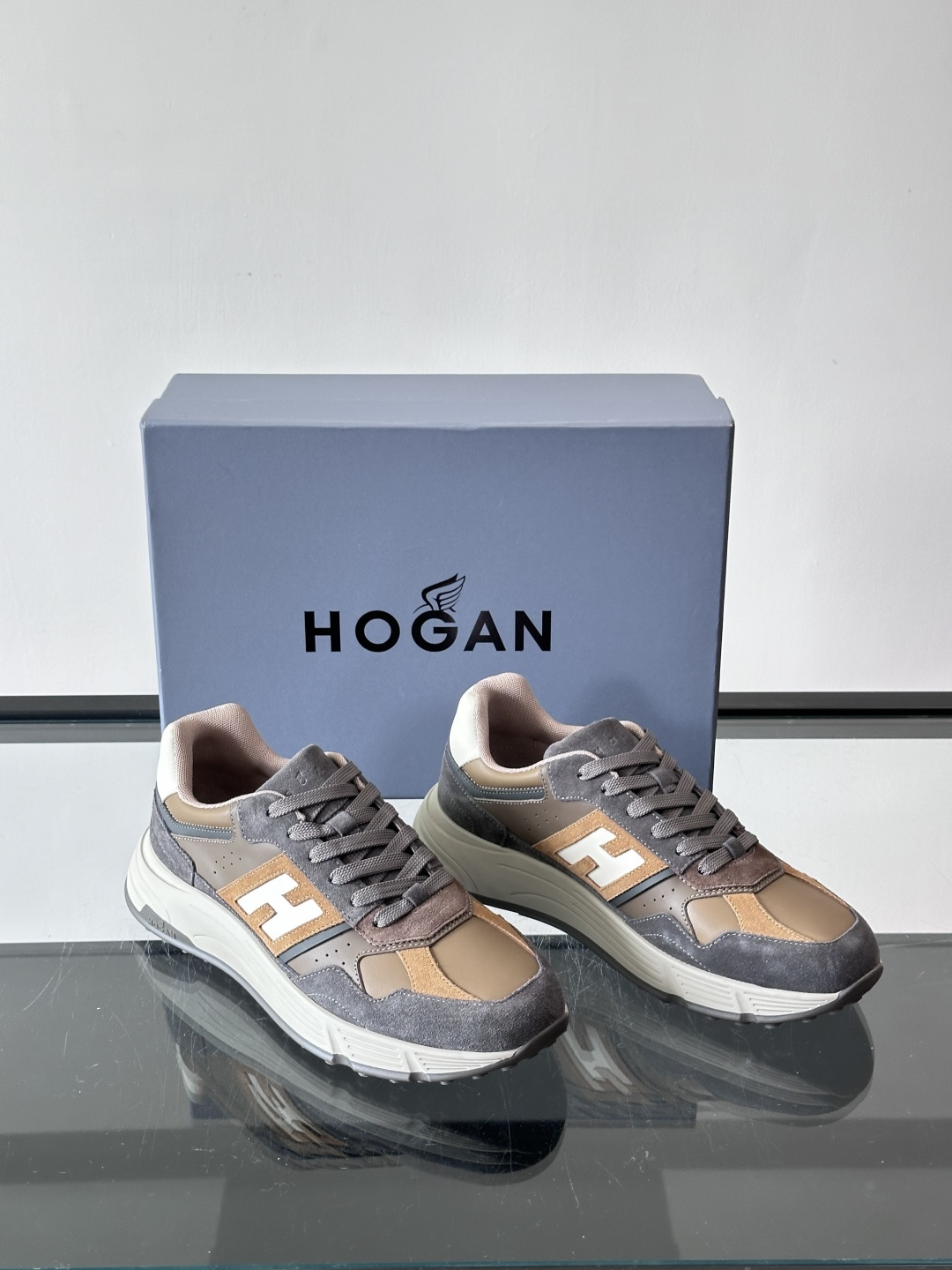 HOGAN豪格系列云朵鞋，主打休闲运动风，融合品牌经典与潮流元素。鞋面拼接麂皮和织物，棕灰白配色低调有质