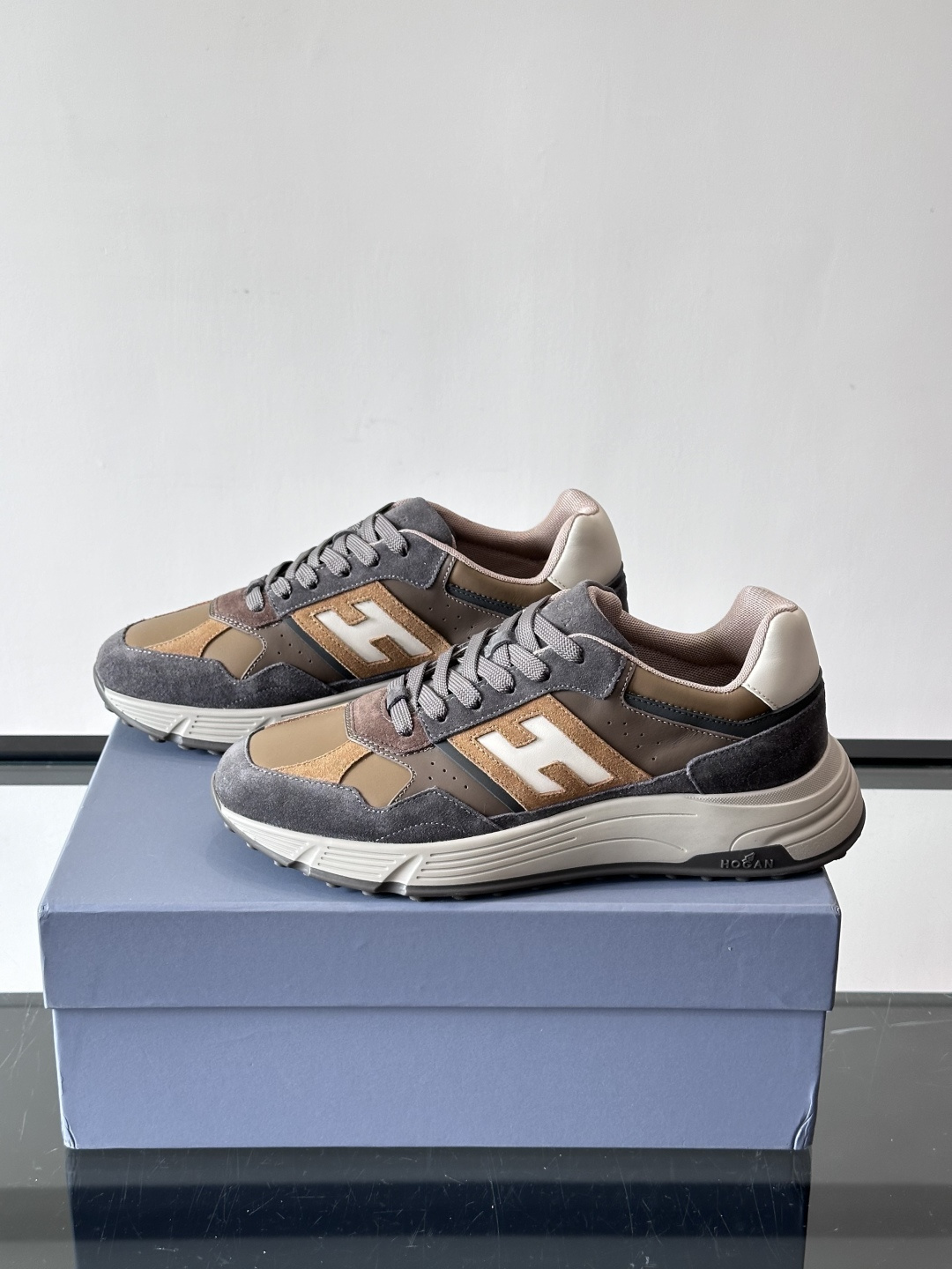 HOGAN豪格系列云朵鞋，主打休闲运动风，融合品牌经典与潮流元素。鞋面拼接麂皮和织物，棕灰白配色低调有质