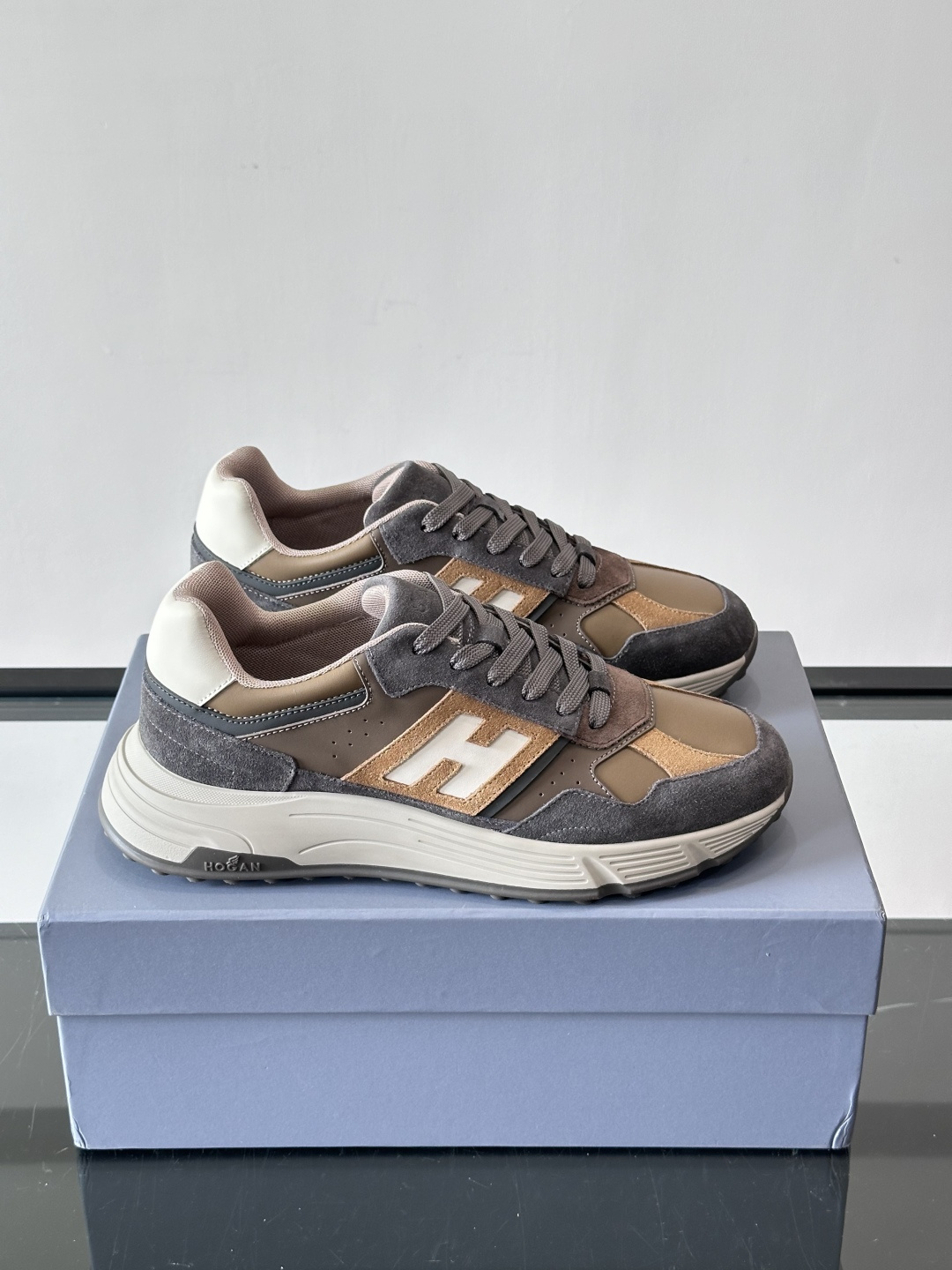 NO:586994,The HOGAN series cloud shoes focus on casual sports style, integrating the brand's classic and trendy elements. The upper is spliced with suede and fabric, and the brown, gray and white color scheme is low-key and textured. The 'H' logo on the side is highly recognizable, and the memory foam insole is cushioned, making it light and comfortable to wear. The sole is light and wear-resistant, suitable for daily wear or light sports, versatile and fashionable, and can be matched with casual clothes to easily enhance the overall style.  , size38-45 (customized at 38.45), Hogan, hogan, chamois leather19860909HOGAN豪格系列云朵鞋,主打休闲运动风,融合品牌经典与潮流元素.鞋面拼接麂皮和织物,棕灰白配色低调有质感.侧面“H”标志超有辨识度,记忆泡沫内底缓震,穿着轻盈舒适.鞋底轻巧耐磨,日常穿搭或轻运动都很合适,百搭又时髦,休闲服饰随便配,轻松提升整体风格心. ,size38-45（38.45定做）,霍根,hogan,chamois leather,Men's shoes