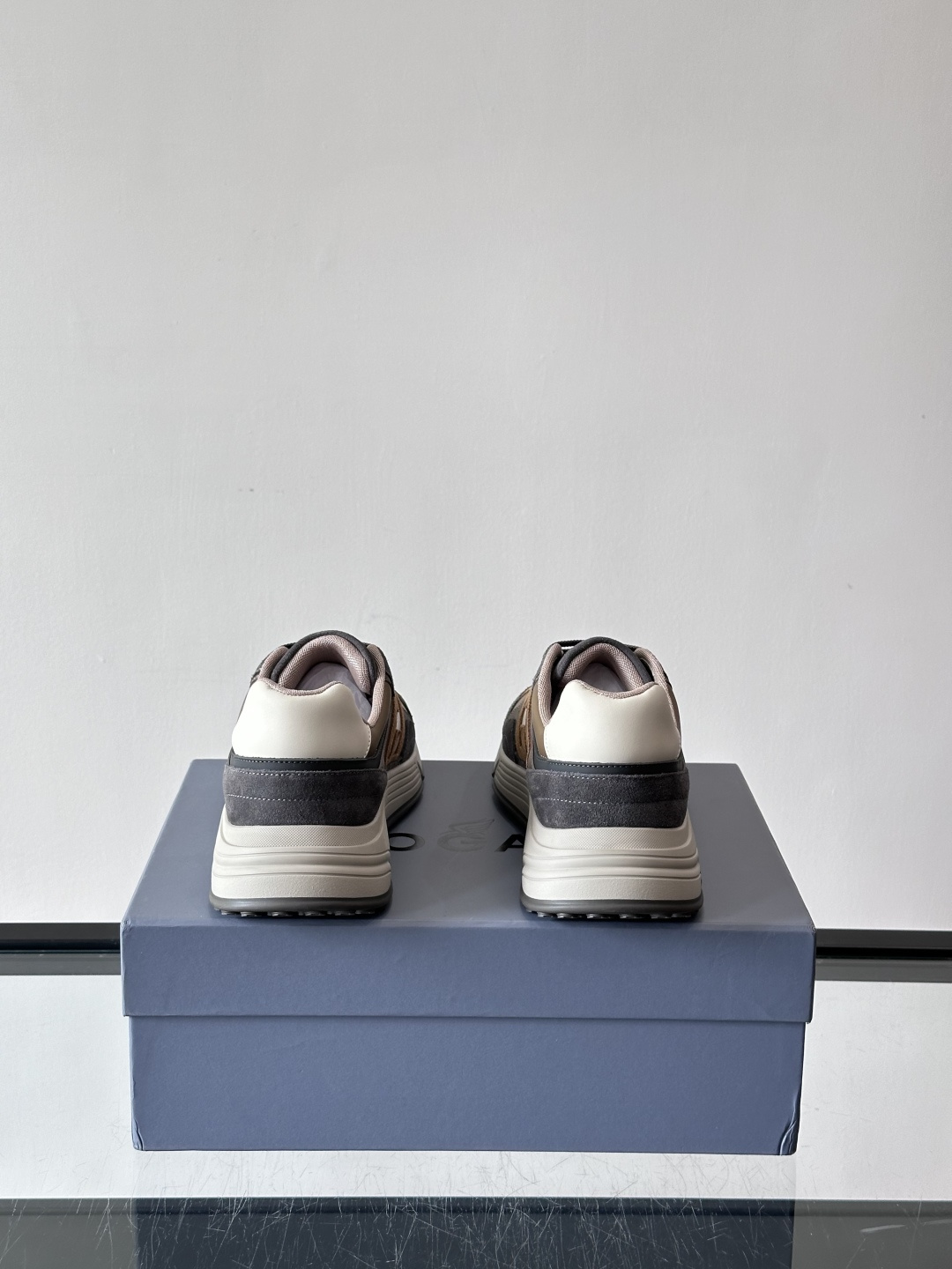 HOGAN豪格系列云朵鞋，主打休闲运动风，融合品牌经典与潮流元素。鞋面拼接麂皮和织物，棕灰白配色低调有质