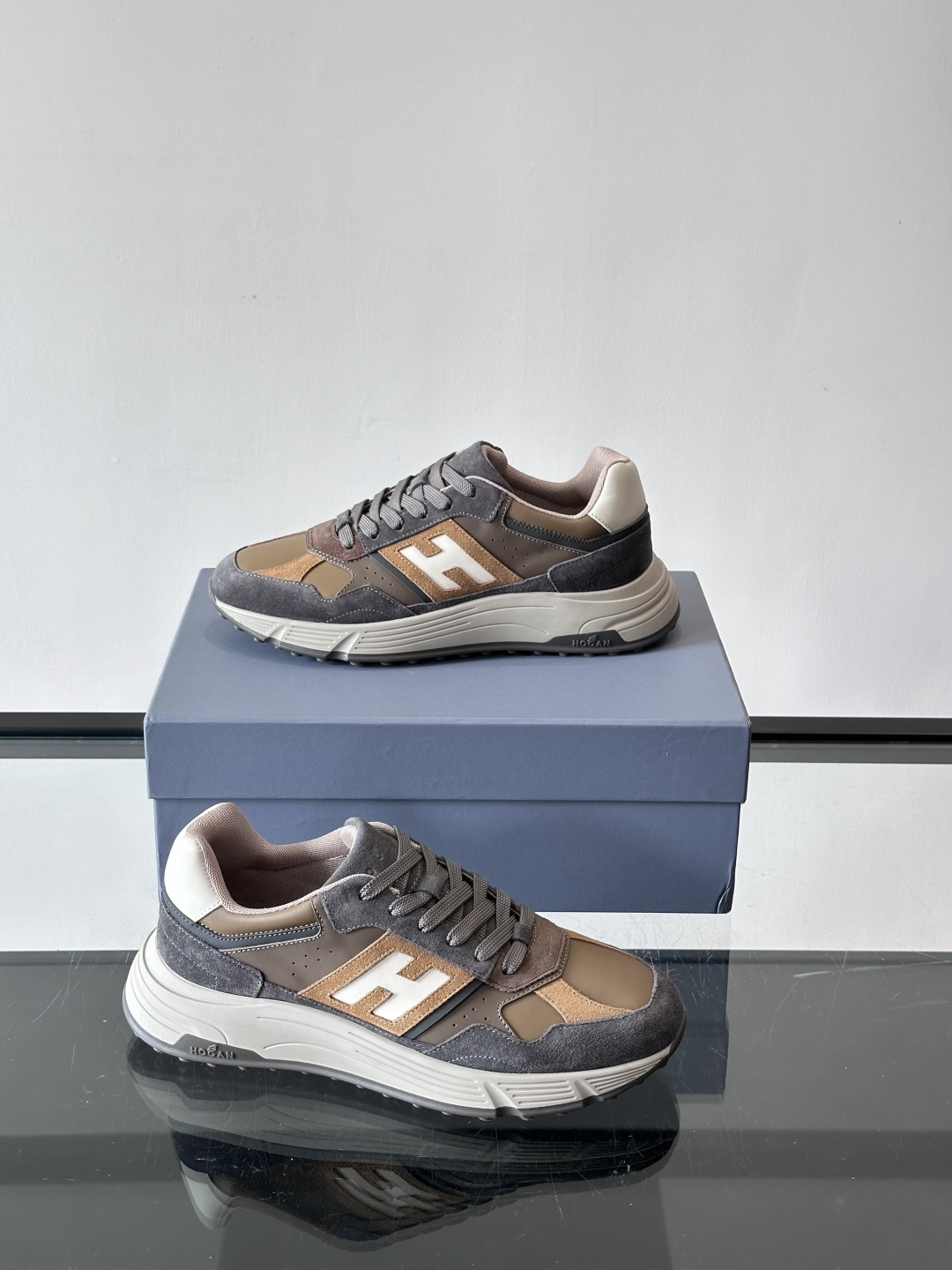 HOGAN豪格系列云朵鞋，主打休闲运动风，融合品牌经典与潮流元素。鞋面拼接麂皮和织物，棕灰白配色低调有质