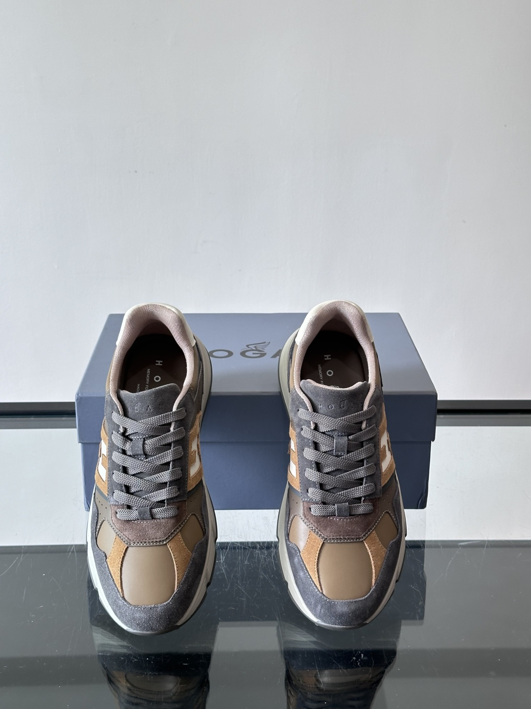 HOGAN豪格系列云朵鞋，主打休闲运动风，融合品牌经典与潮流元素。鞋面拼接麂皮和织物，棕灰白配色低调有质