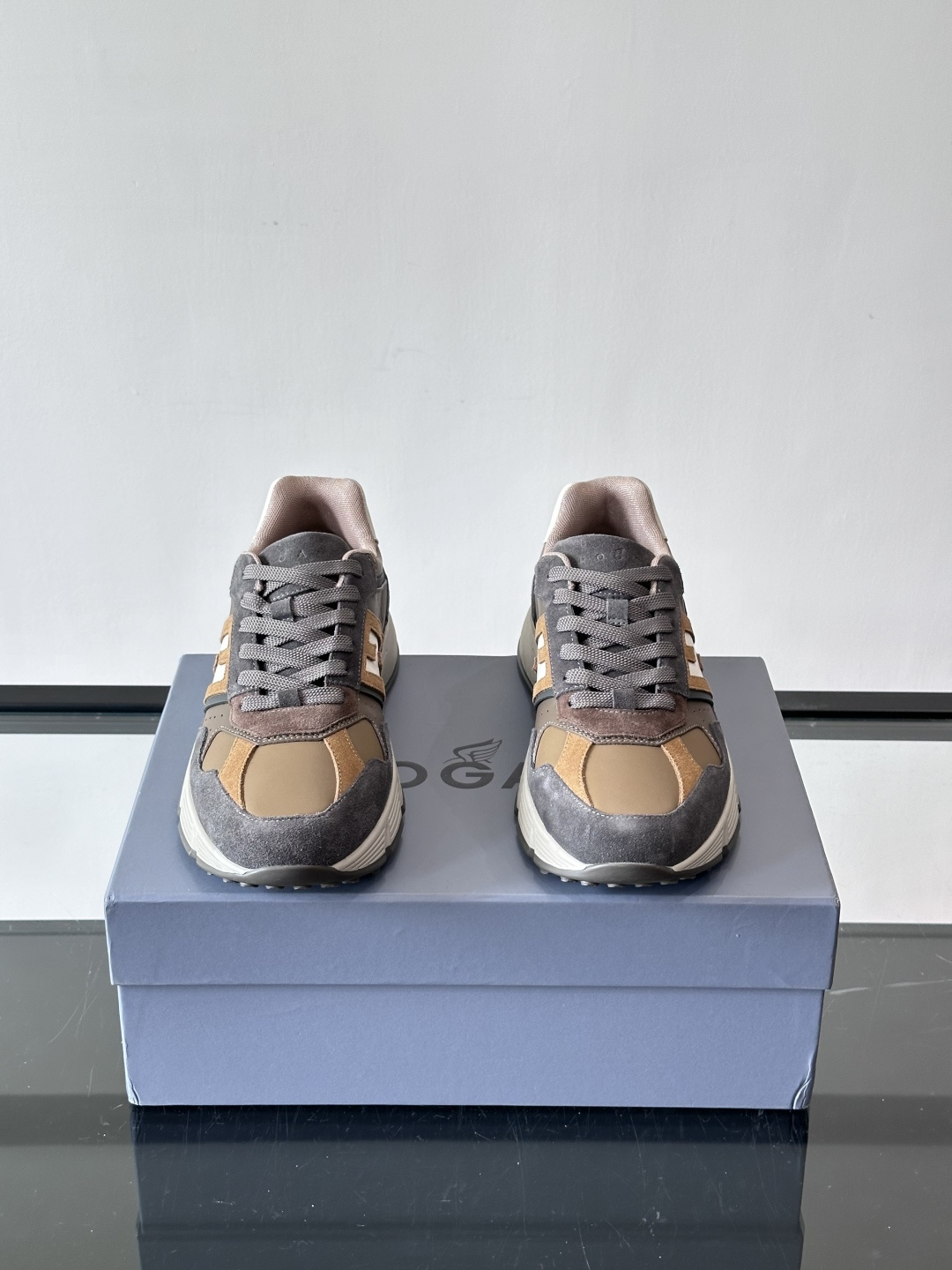 HOGAN豪格系列云朵鞋，主打休闲运动风，融合品牌经典与潮流元素。鞋面拼接麂皮和织物，棕灰白配色低调有质