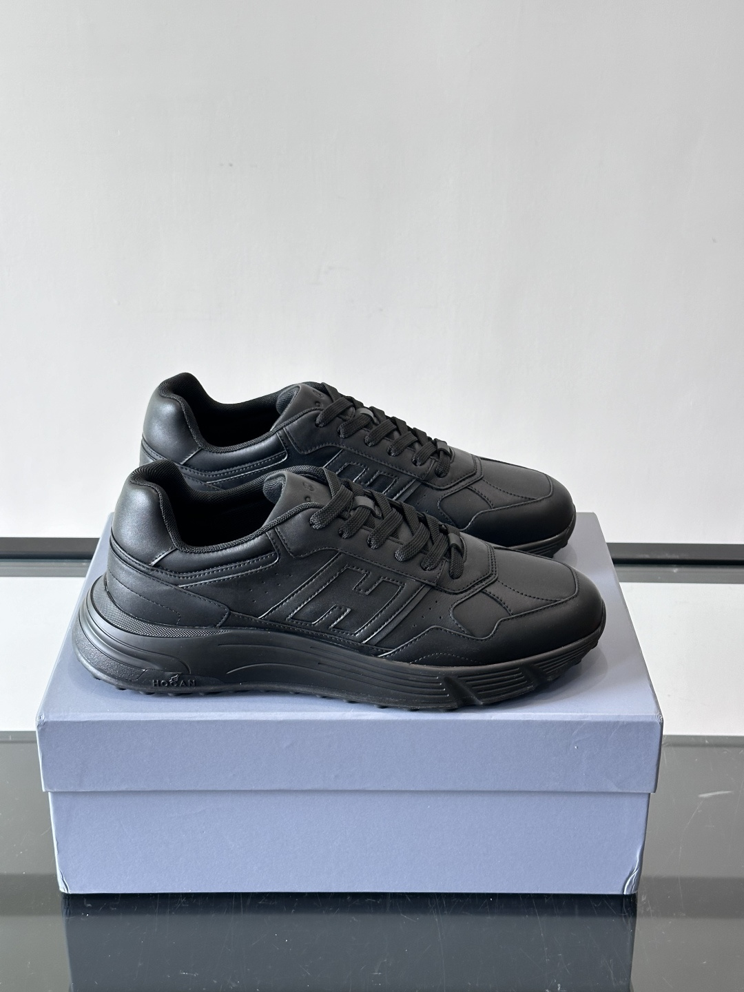 HOGAN豪格系列云朵鞋，主打休闲运动风，融合品牌经典与潮流元素。鞋面拼接麂皮和织物，棕灰白配色低调有质