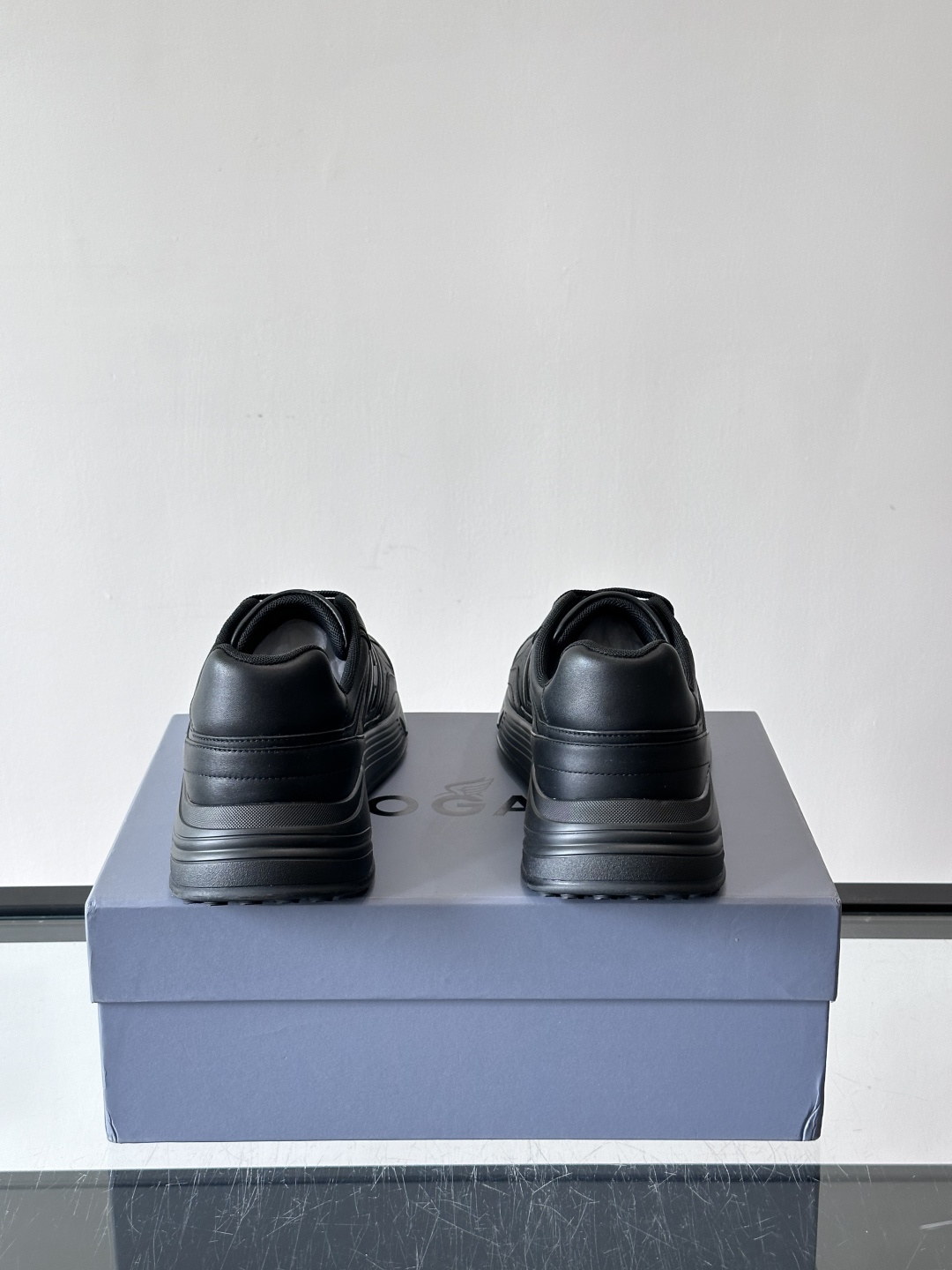 HOGAN豪格系列云朵鞋，主打休闲运动风，融合品牌经典与潮流元素。鞋面拼接麂皮和织物，棕灰白配色低调有质