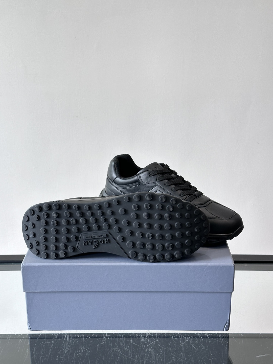 HOGAN豪格系列云朵鞋，主打休闲运动风，融合品牌经典与潮流元素。鞋面拼接麂皮和织物，棕灰白配色低调有质