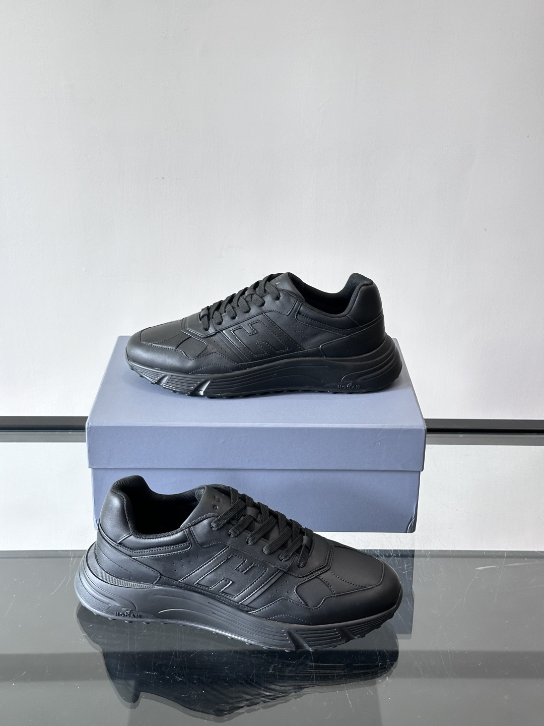 HOGAN豪格系列云朵鞋，主打休闲运动风，融合品牌经典与潮流元素。鞋面拼接麂皮和织物，棕灰白配色低调有质