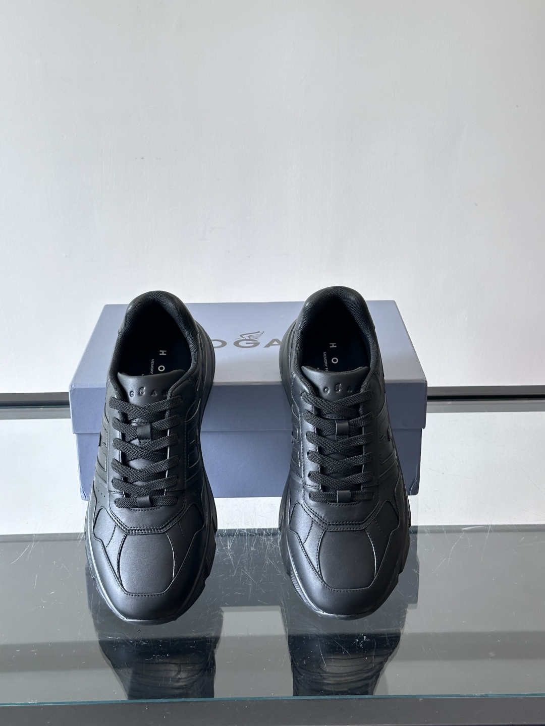 HOGAN豪格系列云朵鞋，主打休闲运动风，融合品牌经典与潮流元素。鞋面拼接麂皮和织物，棕灰白配色低调有质