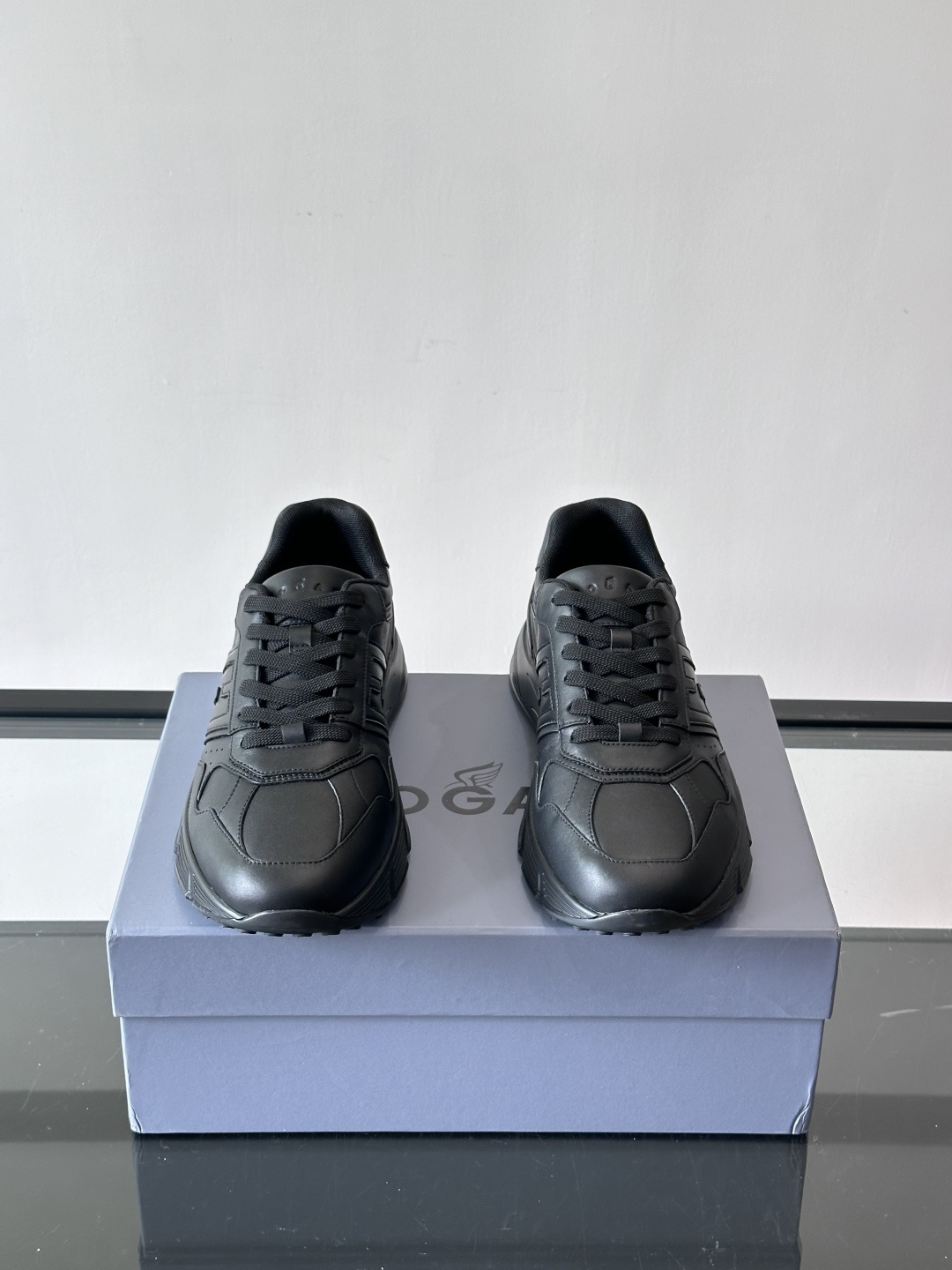 HOGAN豪格系列云朵鞋，主打休闲运动风，融合品牌经典与潮流元素。鞋面拼接麂皮和织物，棕灰白配色低调有质