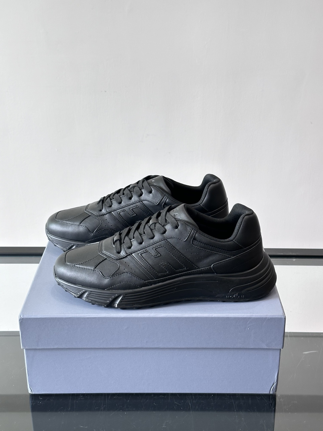 HOGAN豪格系列云朵鞋，主打休闲运动风，融合品牌经典与潮流元素。鞋面拼接麂皮和织物，棕灰白配色低调有质