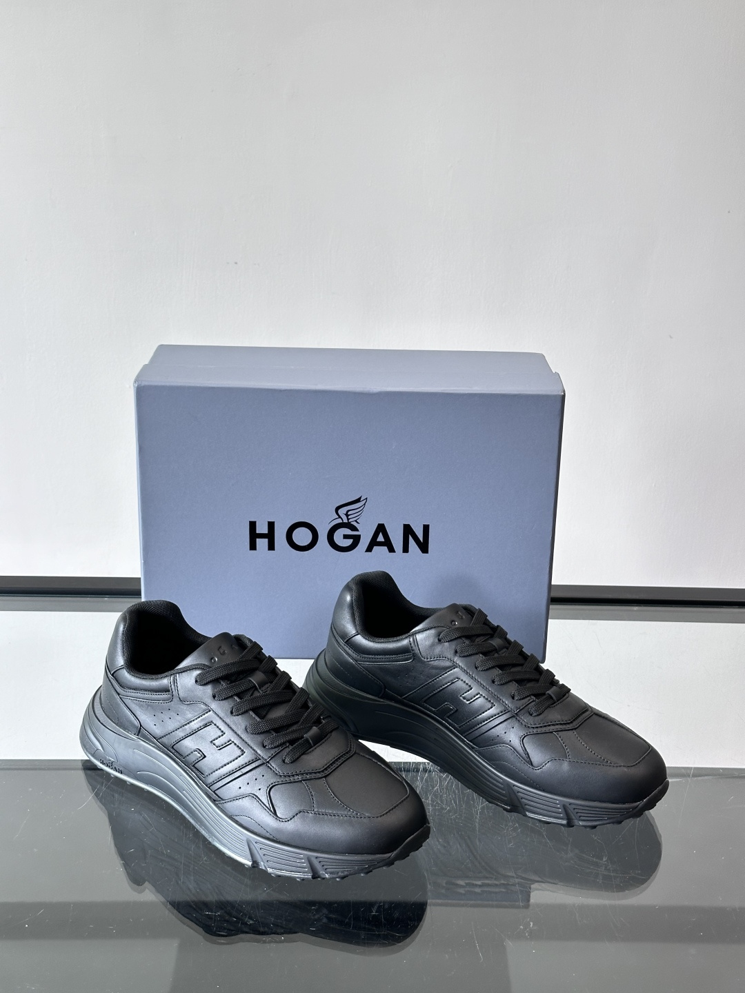 HOGAN豪格系列云朵鞋，主打休闲运动风，融合品牌经典与潮流元素。鞋面拼接麂皮和织物，棕灰白配色低调有质