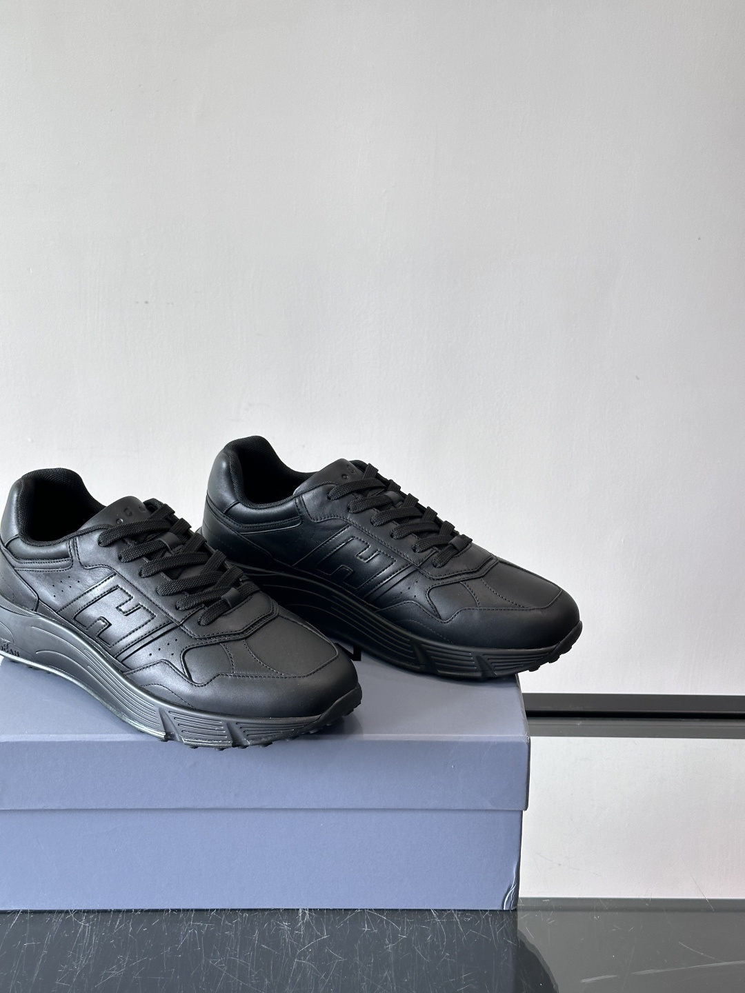 HOGAN豪格系列云朵鞋，主打休闲运动风，融合品牌经典与潮流元素。鞋面拼接麂皮和织物，棕灰白配色低调有质