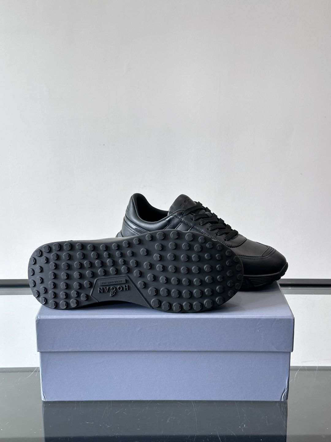 HOGAN豪格系列云朵鞋，主打休闲运动风，融合品牌经典与潮流元素。鞋面拼接麂皮和织物，棕灰白配色低调有质