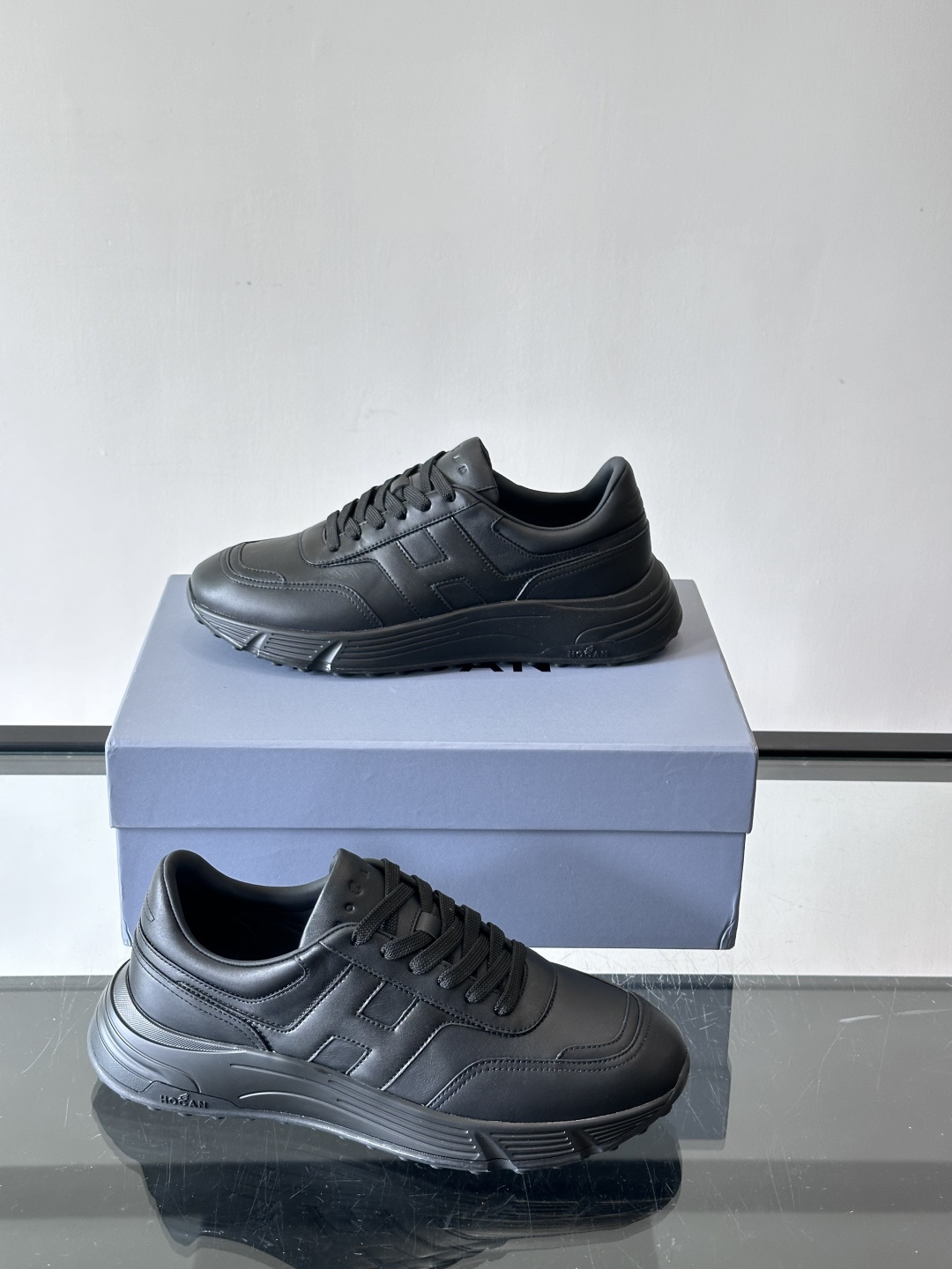 HOGAN豪格系列云朵鞋，主打休闲运动风，融合品牌经典与潮流元素。鞋面拼接麂皮和织物，棕灰白配色低调有质