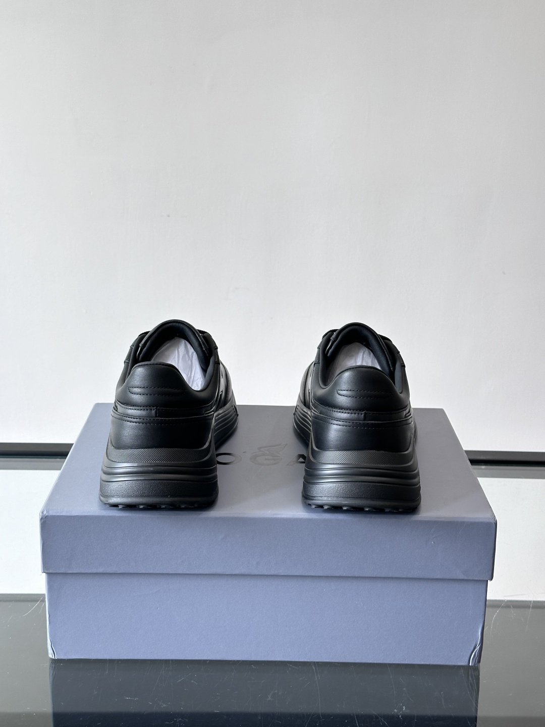 HOGAN豪格系列云朵鞋，主打休闲运动风，融合品牌经典与潮流元素。鞋面拼接麂皮和织物，棕灰白配色低调有质