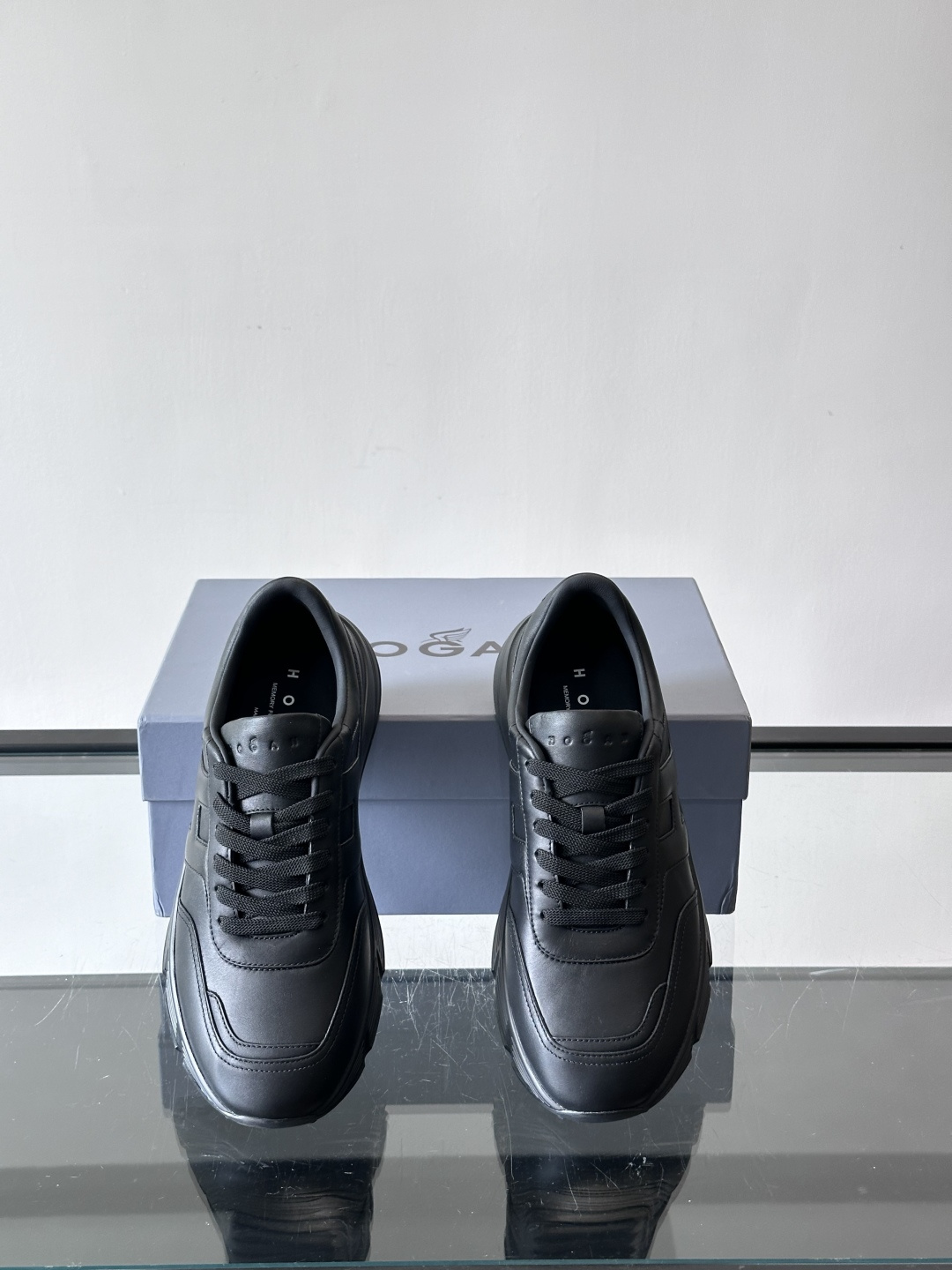 HOGAN豪格系列云朵鞋，主打休闲运动风，融合品牌经典与潮流元素。鞋面拼接麂皮和织物，棕灰白配色低调有质