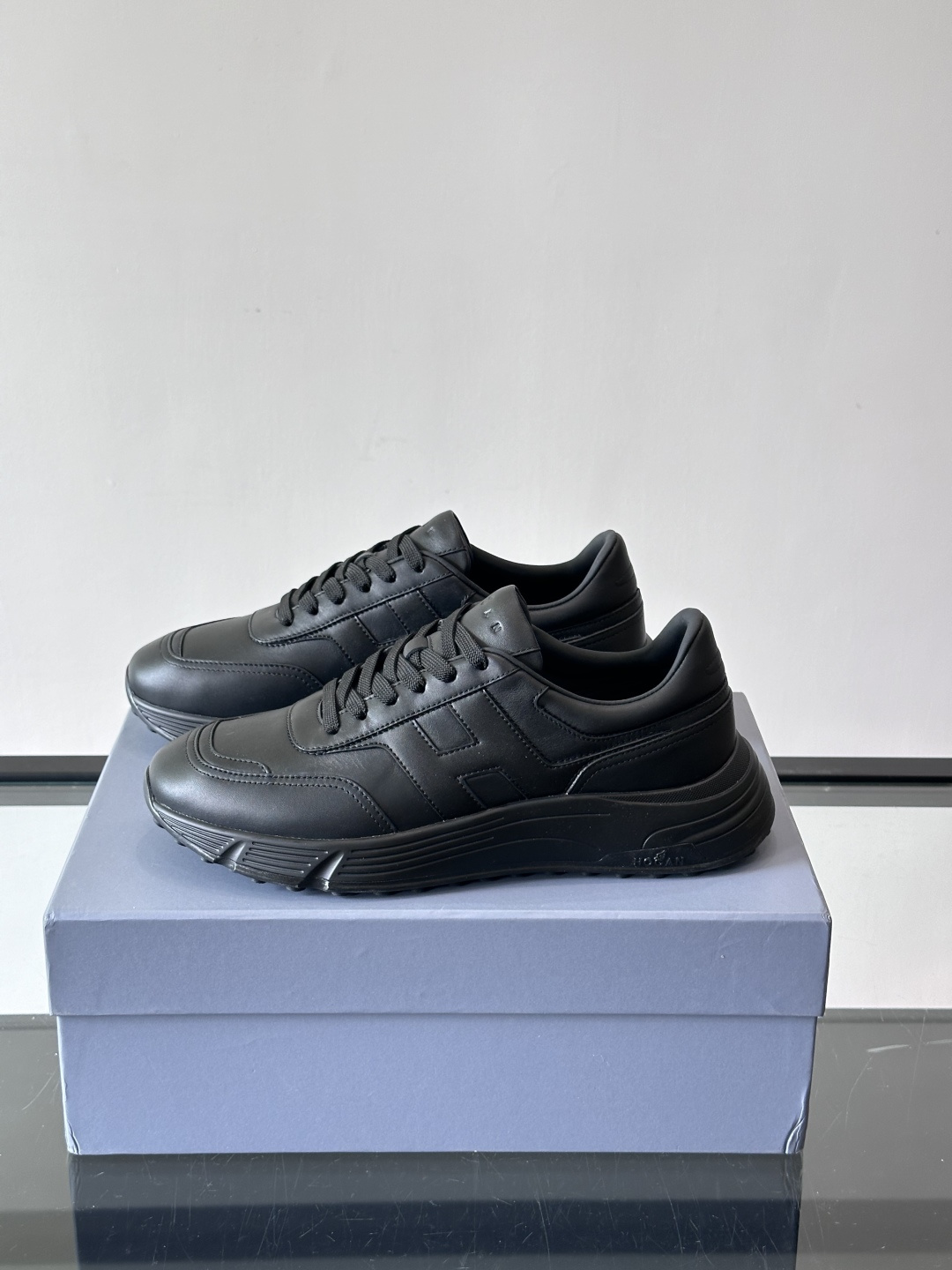 HOGAN豪格系列云朵鞋，主打休闲运动风，融合品牌经典与潮流元素。鞋面拼接麂皮和织物，棕灰白配色低调有质