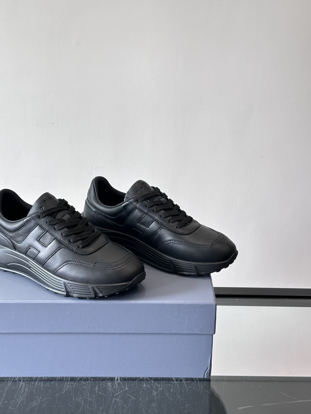 HOGAN豪格系列云朵鞋，主打休闲运动风，融合品牌经典与潮流元素。鞋面拼接麂皮和织物，棕灰白配色低调有质