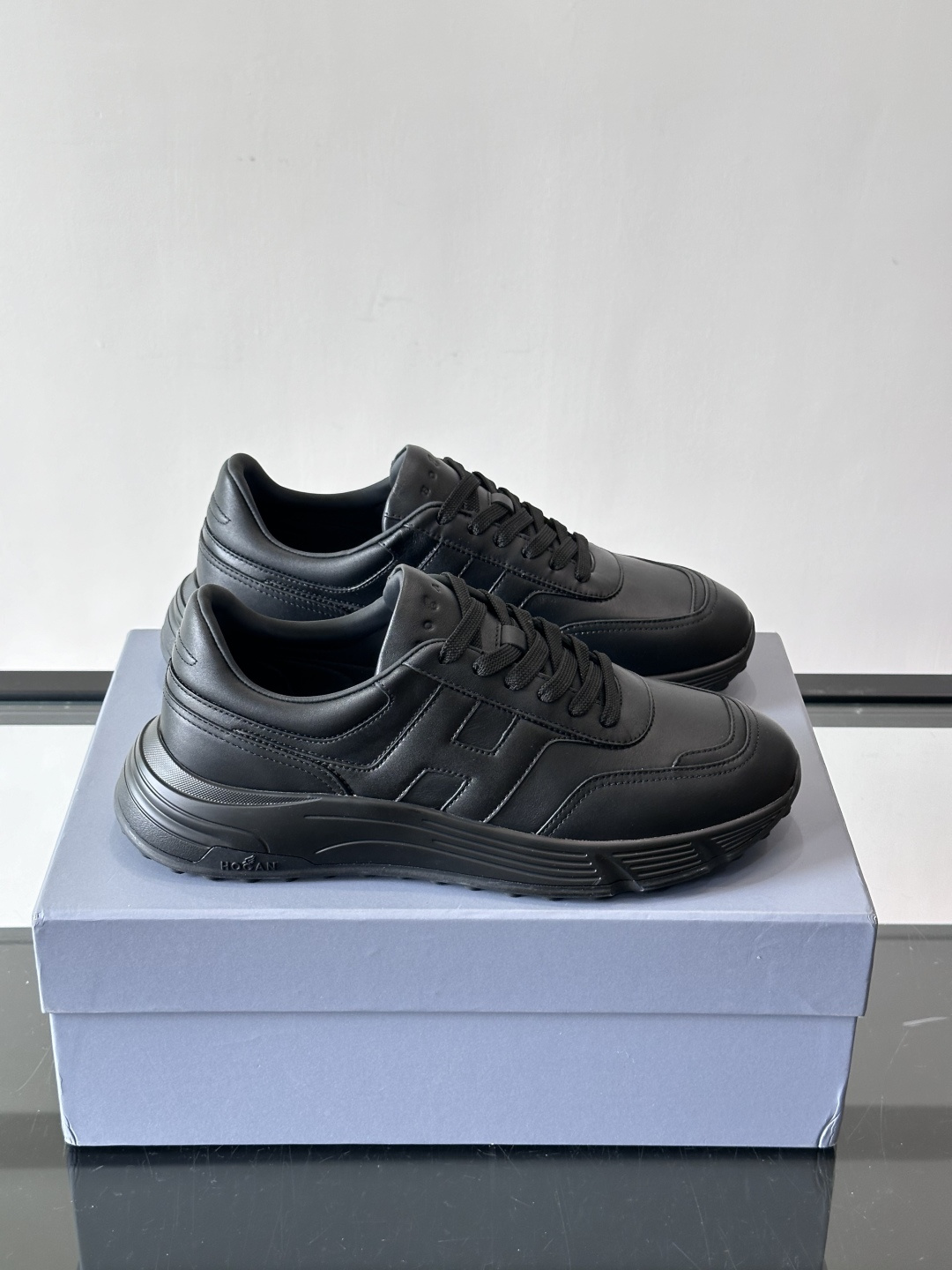 HOGAN豪格系列云朵鞋，主打休闲运动风，融合品牌经典与潮流元素。鞋面拼接麂皮和织物，棕灰白配色低调有质