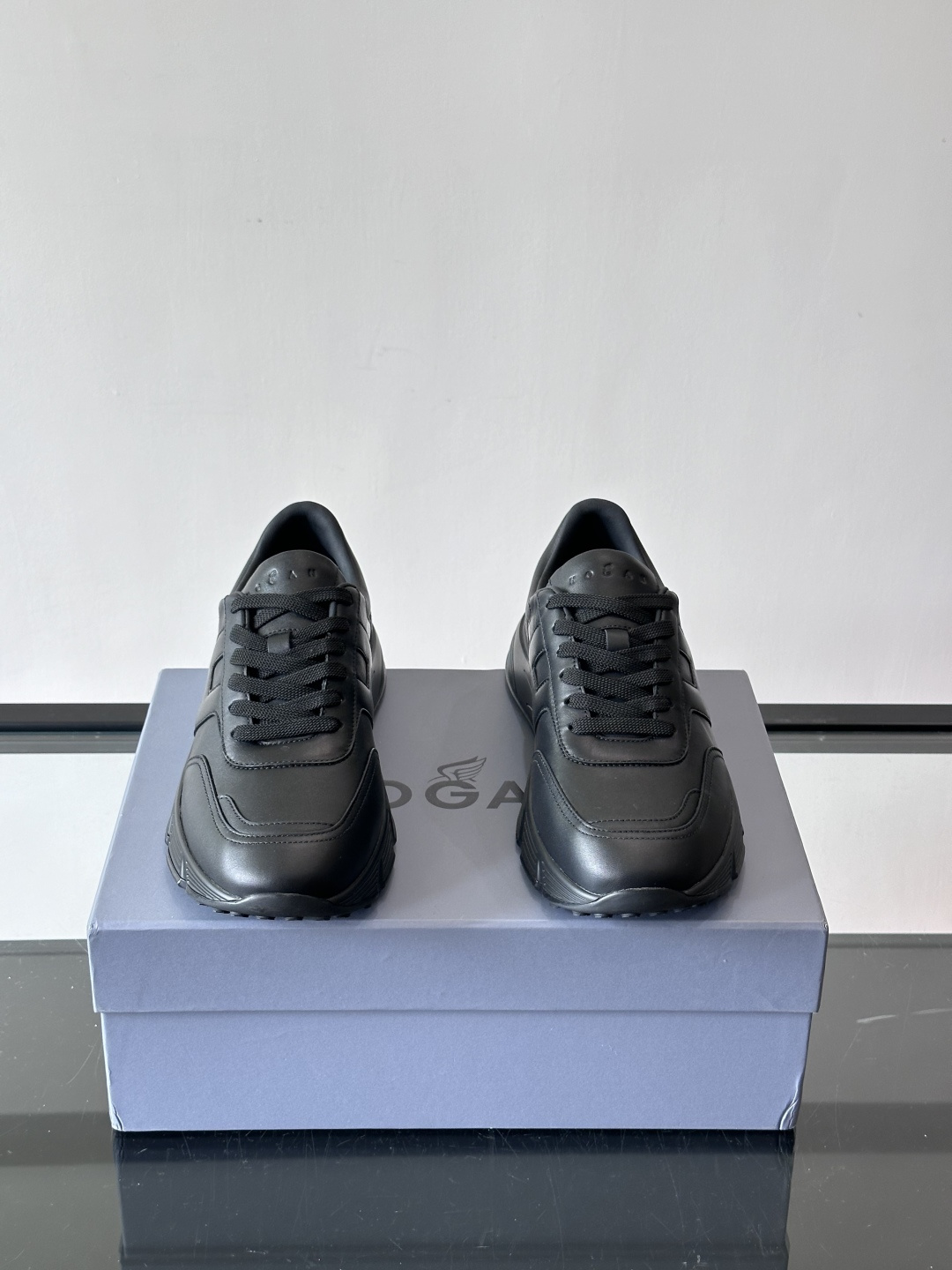 HOGAN豪格系列云朵鞋，主打休闲运动风，融合品牌经典与潮流元素。鞋面拼接麂皮和织物，棕灰白配色低调有质