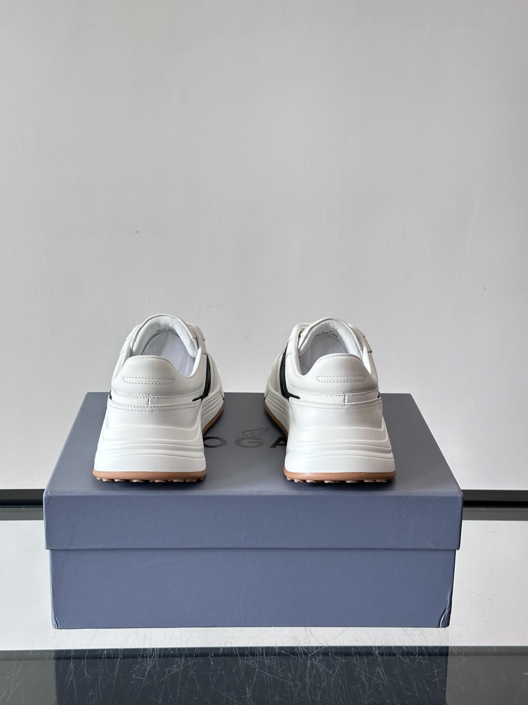 HOGAN豪格系列云朵鞋，主打休闲运动风，融合品牌经典与潮流元素。鞋面拼接麂皮和织物，棕灰白配色低调有质