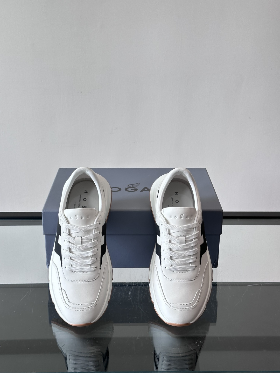 HOGAN豪格系列云朵鞋，主打休闲运动风，融合品牌经典与潮流元素。鞋面拼接麂皮和织物，棕灰白配色低调有质