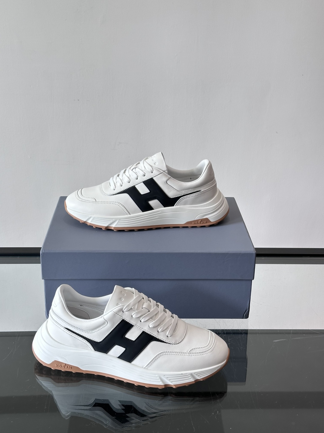 HOGAN豪格系列云朵鞋，主打休闲运动风，融合品牌经典与潮流元素。鞋面拼接麂皮和织物，棕灰白配色低调有质