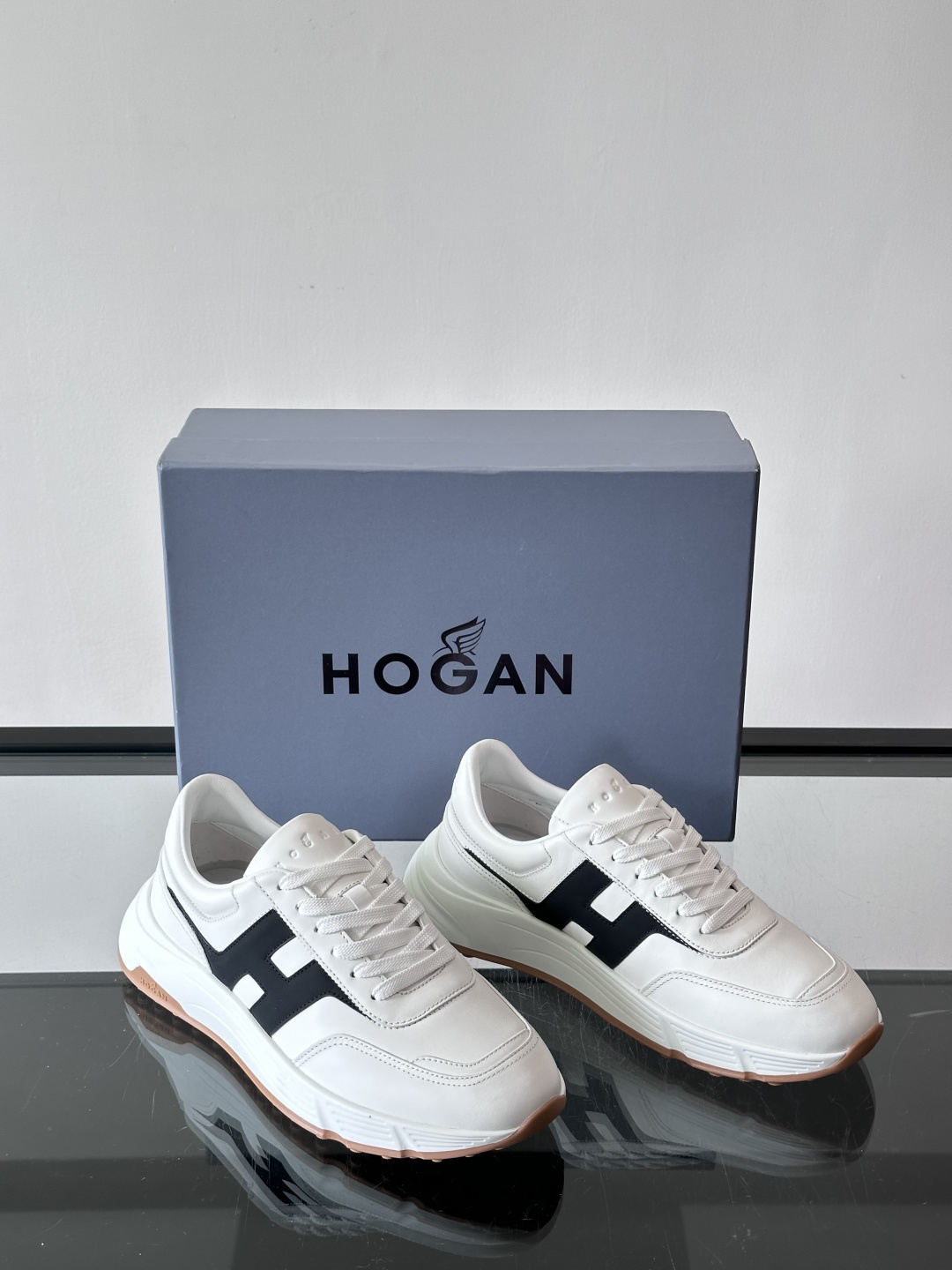 HOGAN豪格系列云朵鞋，主打休闲运动风，融合品牌经典与潮流元素。鞋面拼接麂皮和织物，棕灰白配色低调有质