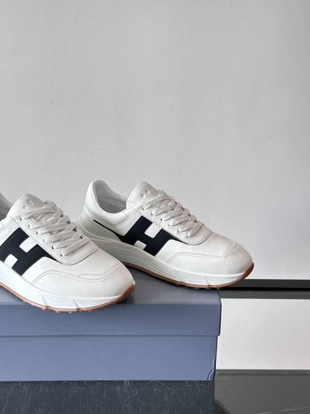 HOGAN豪格系列云朵鞋，主打休闲运动风，融合品牌经典与潮流元素。鞋面拼接麂皮和织物，棕灰白配色低调有质