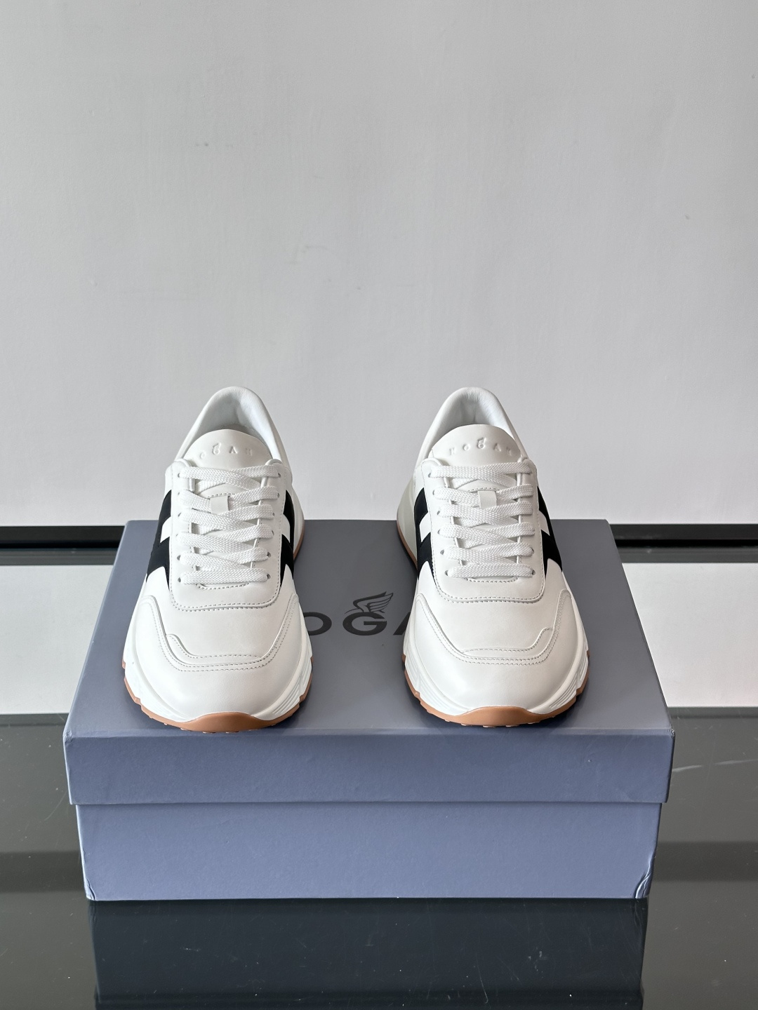 HOGAN豪格系列云朵鞋，主打休闲运动风，融合品牌经典与潮流元素。鞋面拼接麂皮和织物，棕灰白配色低调有质