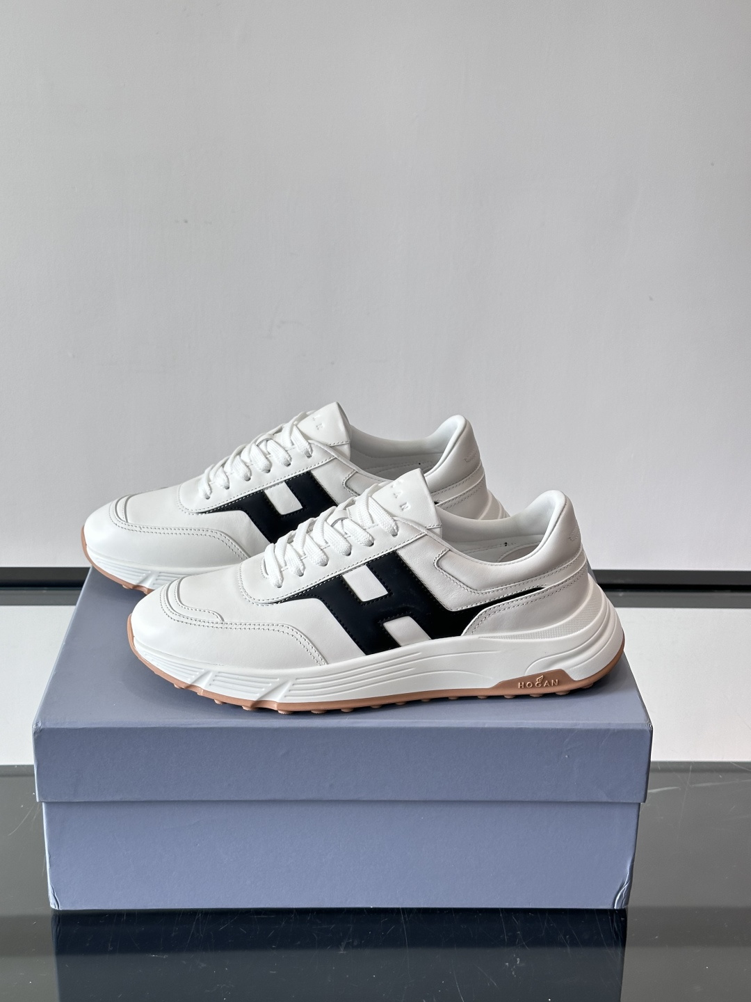 HOGAN豪格系列云朵鞋，主打休闲运动风，融合品牌经典与潮流元素。鞋面拼接麂皮和织物，棕灰白配色低调有质