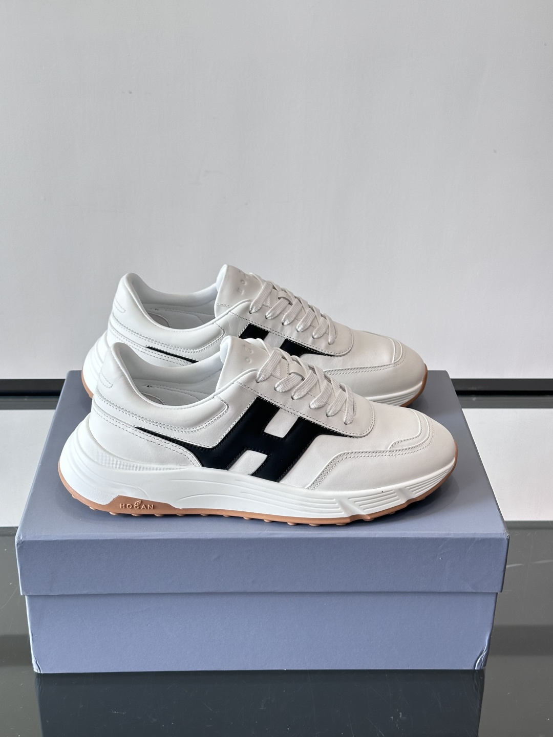 HOGAN豪格系列云朵鞋，主打休闲运动风，融合品牌经典与潮流元素。鞋面拼接麂皮和织物，棕灰白配色低调有质