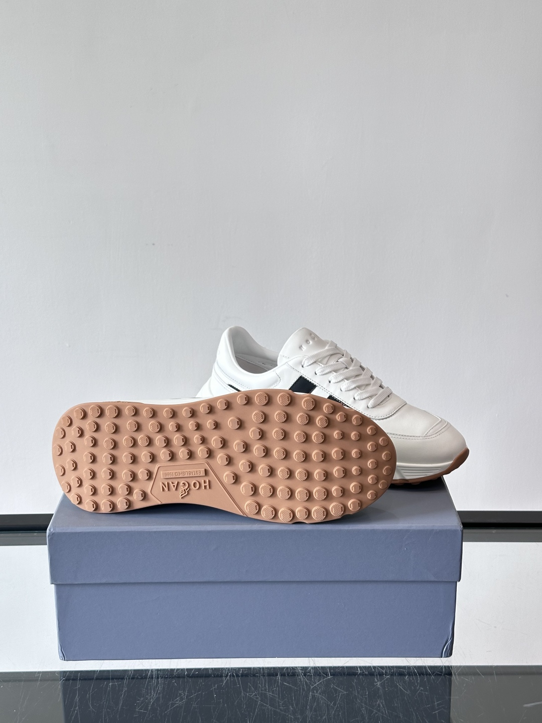 HOGAN豪格系列云朵鞋，主打休闲运动风，融合品牌经典与潮流元素。鞋面拼接麂皮和织物，棕灰白配色低调有质