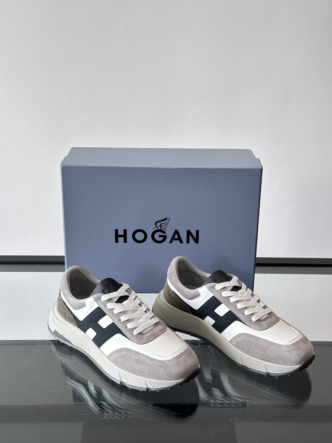 HOGAN豪格系列云朵鞋，主打休闲运动风，融合品牌经典与潮流元素。鞋面拼接麂皮和织物，棕灰白配色低调有质