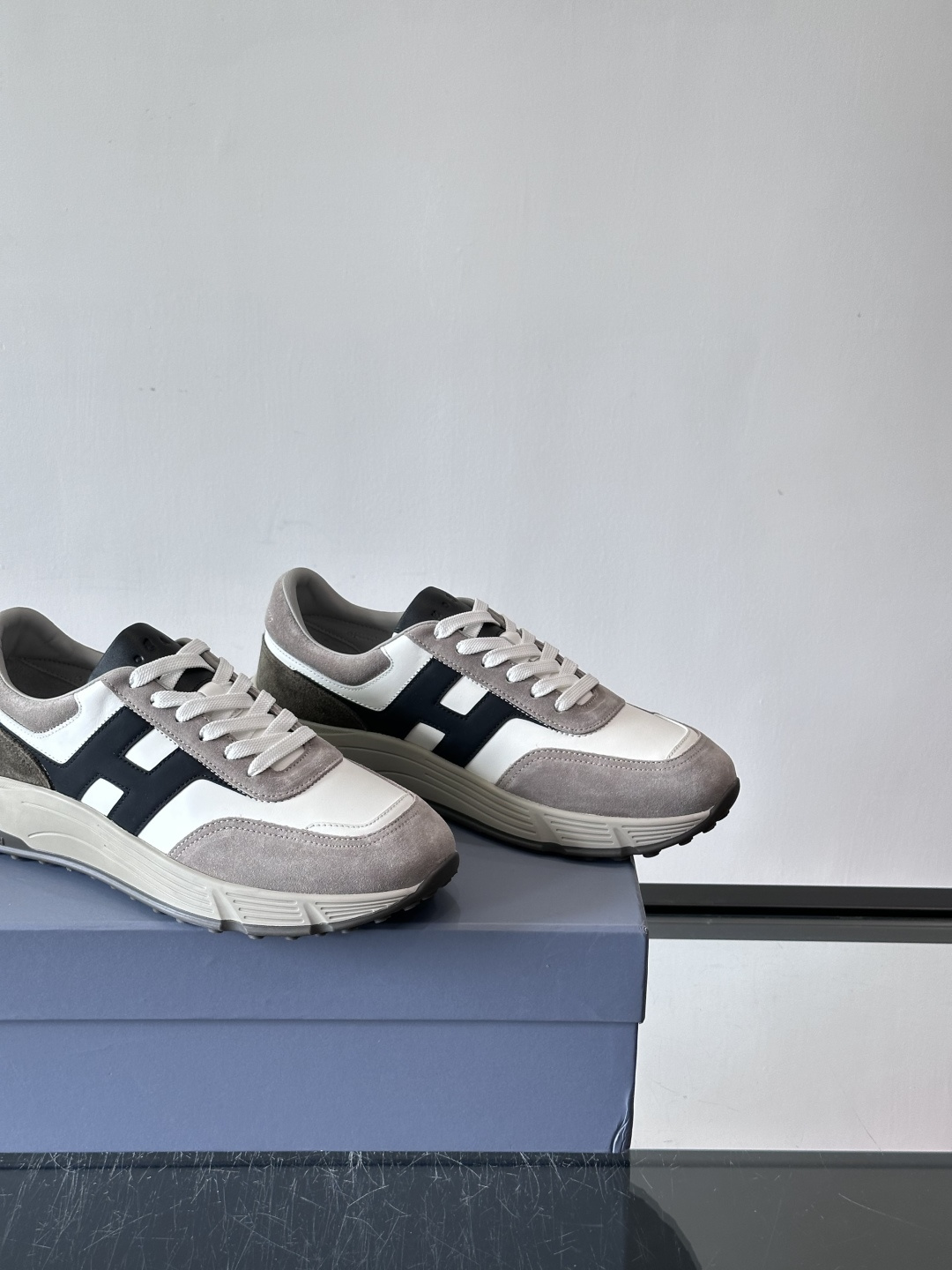 HOGAN豪格系列云朵鞋，主打休闲运动风，融合品牌经典与潮流元素。鞋面拼接麂皮和织物，棕灰白配色低调有质