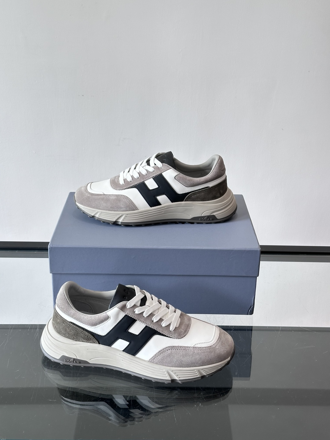 HOGAN豪格系列云朵鞋，主打休闲运动风，融合品牌经典与潮流元素。鞋面拼接麂皮和织物，棕灰白配色低调有质