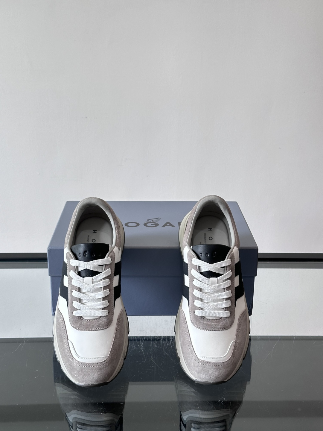 HOGAN豪格系列云朵鞋，主打休闲运动风，融合品牌经典与潮流元素。鞋面拼接麂皮和织物，棕灰白配色低调有质