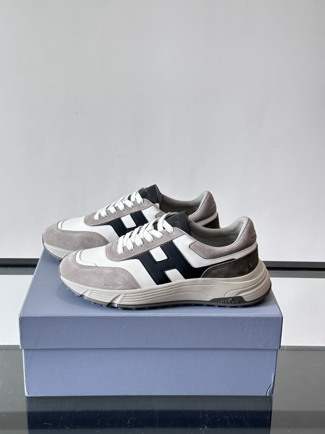 HOGAN豪格系列云朵鞋，主打休闲运动风，融合品牌经典与潮流元素。鞋面拼接麂皮和织物，棕灰白配色低调有质