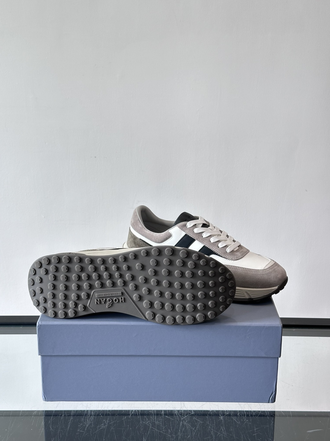 HOGAN豪格系列云朵鞋，主打休闲运动风，融合品牌经典与潮流元素。鞋面拼接麂皮和织物，棕灰白配色低调有质