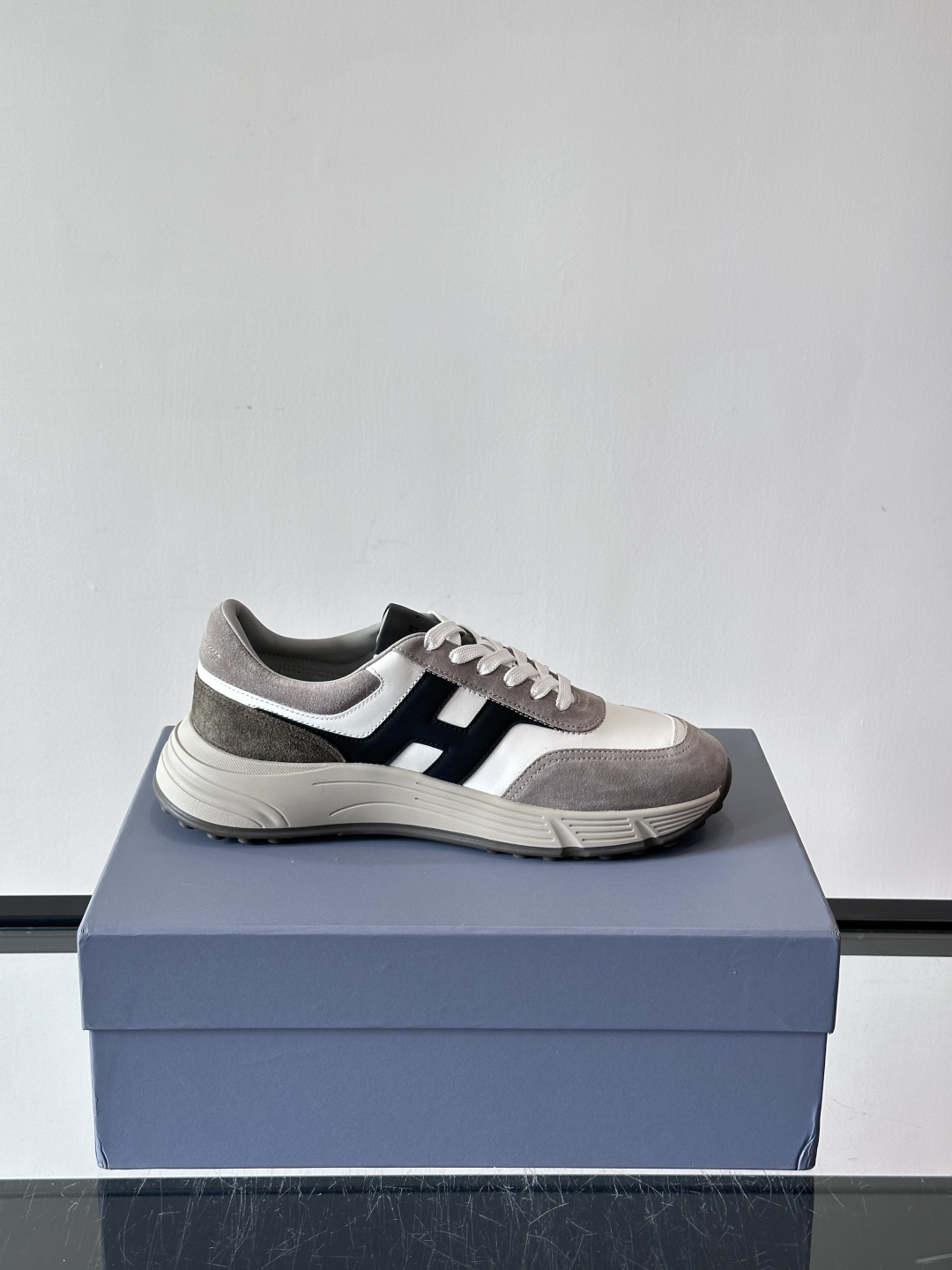 HOGAN豪格系列云朵鞋，主打休闲运动风，融合品牌经典与潮流元素。鞋面拼接麂皮和织物，棕灰白配色低调有质
