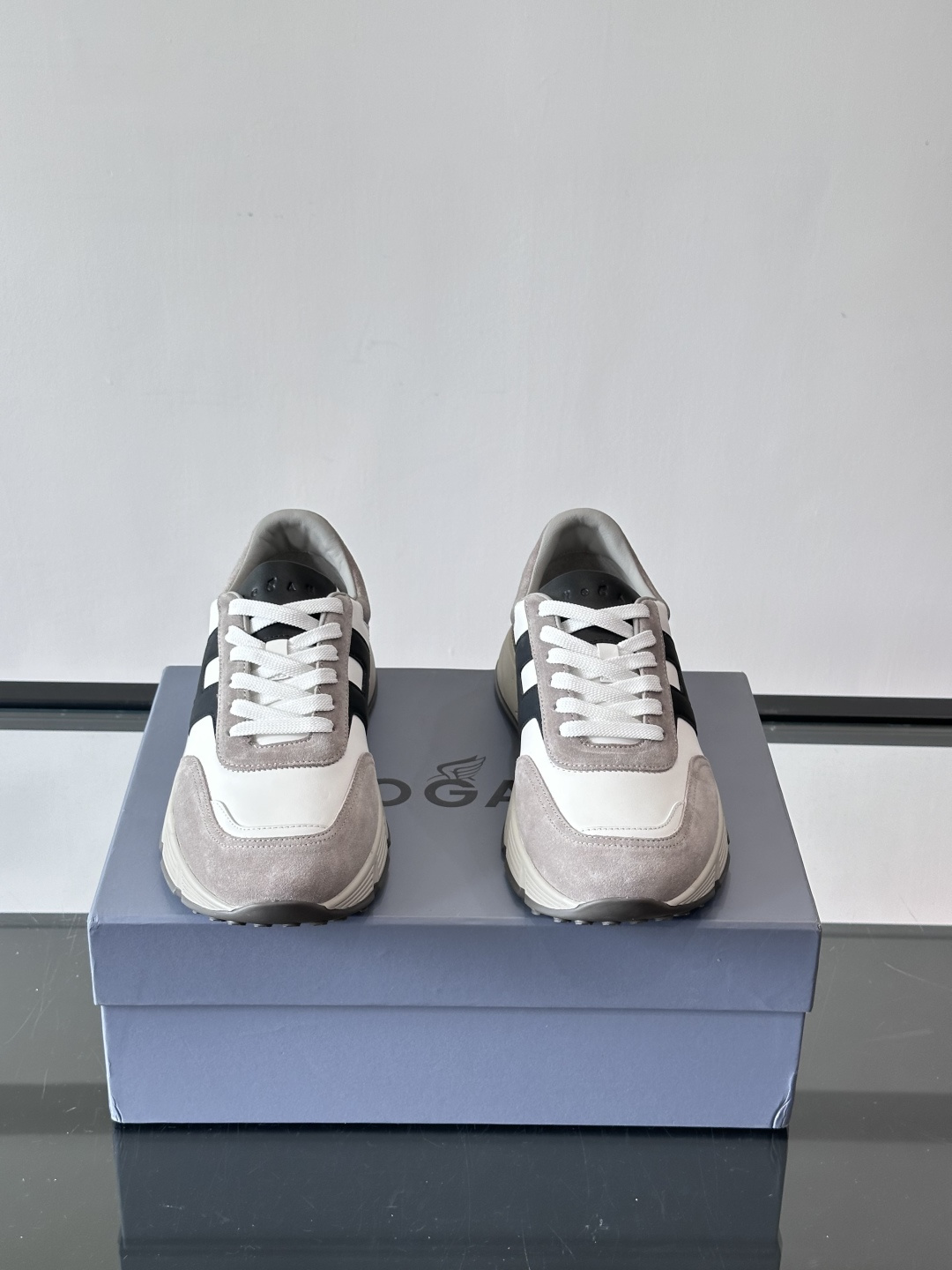 HOGAN豪格系列云朵鞋，主打休闲运动风，融合品牌经典与潮流元素。鞋面拼接麂皮和织物，棕灰白配色低调有质