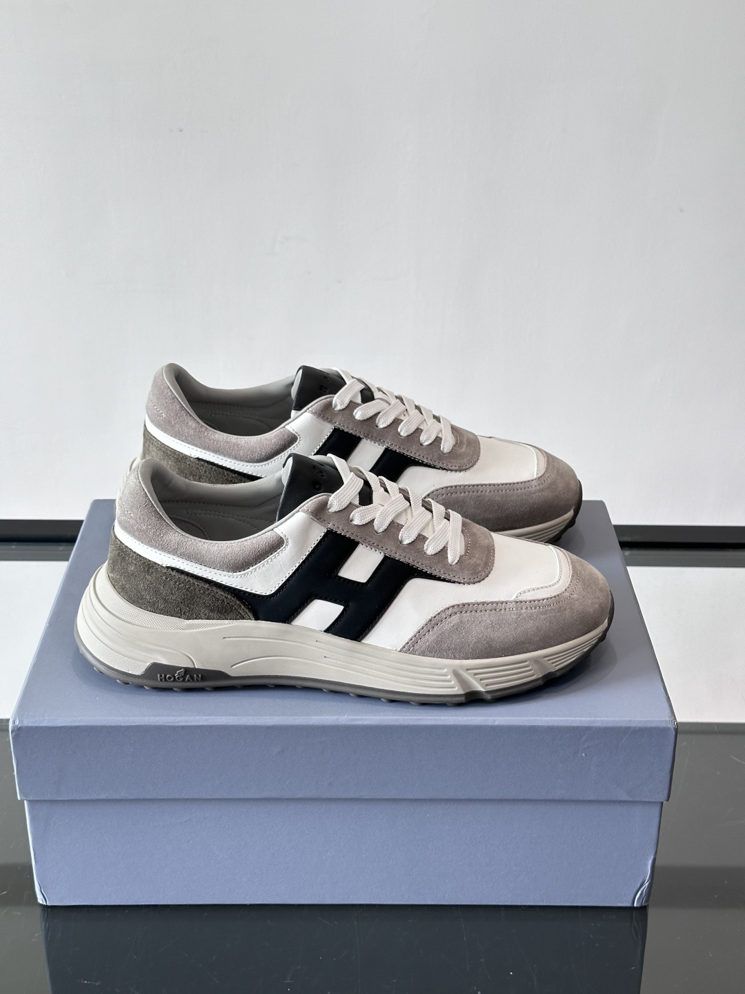 HOGAN豪格系列云朵鞋，主打休闲运动风，融合品牌经典与潮流元素。鞋面拼接麂皮和织物，棕灰白配色低调有质