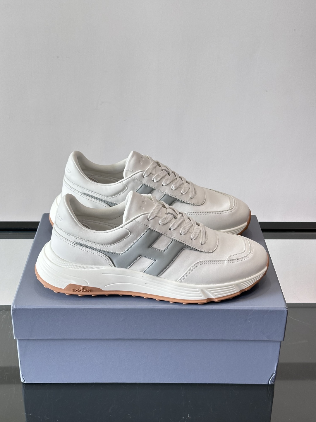 HOGAN豪格系列云朵鞋，主打休闲运动风，融合品牌经典与潮流元素。鞋面拼接麂皮和织物，棕灰白配色低调有质