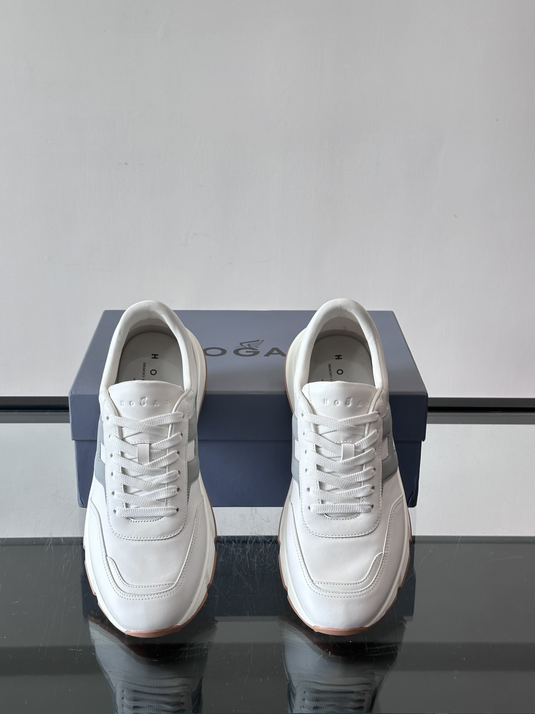 HOGAN豪格系列云朵鞋，主打休闲运动风，融合品牌经典与潮流元素。鞋面拼接麂皮和织物，棕灰白配色低调有质