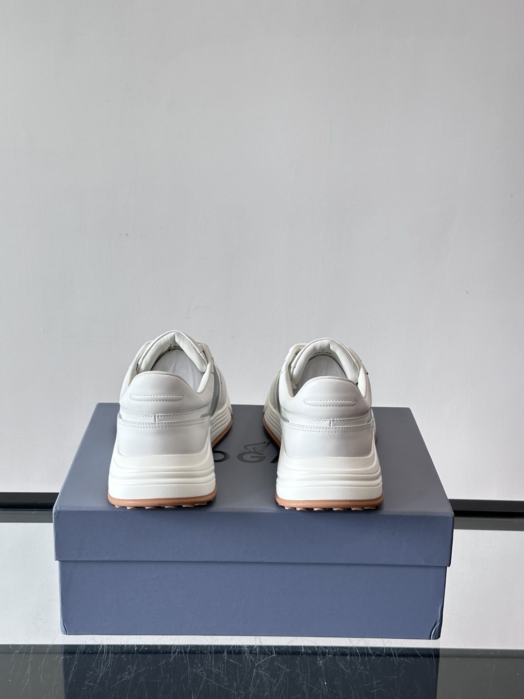 HOGAN豪格系列云朵鞋，主打休闲运动风，融合品牌经典与潮流元素。鞋面拼接麂皮和织物，棕灰白配色低调有质