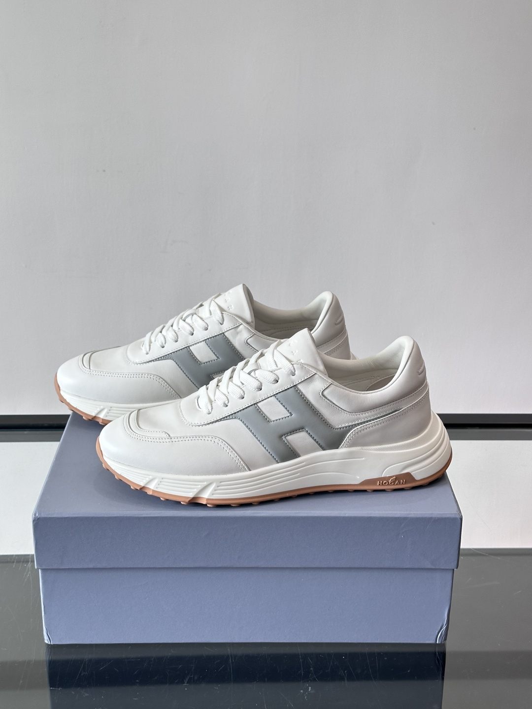 HOGAN豪格系列云朵鞋，主打休闲运动风，融合品牌经典与潮流元素。鞋面拼接麂皮和织物，棕灰白配色低调有质