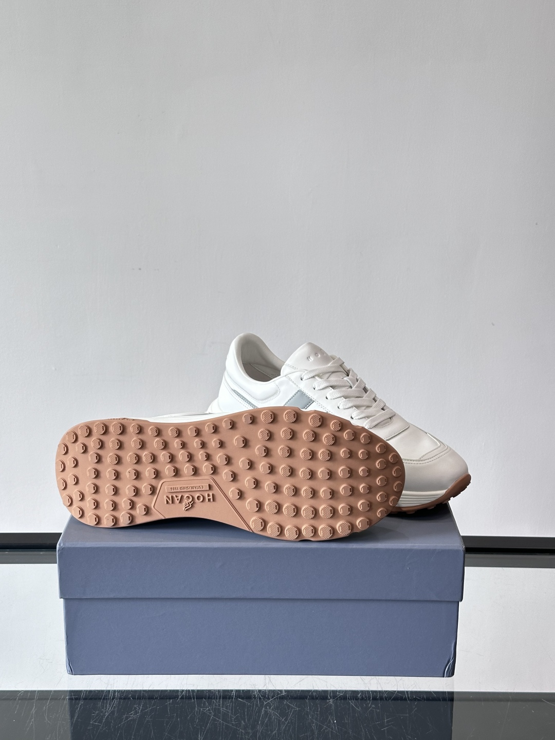 HOGAN豪格系列云朵鞋，主打休闲运动风，融合品牌经典与潮流元素。鞋面拼接麂皮和织物，棕灰白配色低调有质